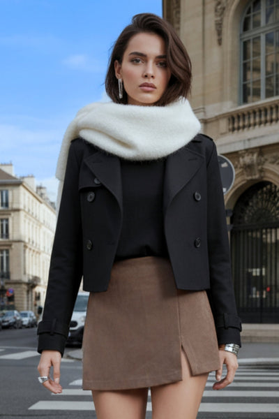 Falda short corto de gamuza, cintura alta, corte en a, costura frontal con abertura en bajo y cierre posterior con cremallera oculta.