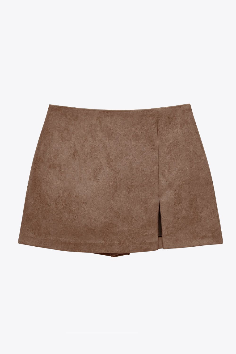 Falda short corto de gamuza, cintura alta, corte en a, costura frontal con abertura en bajo y cierre posterior con cremallera oculta.