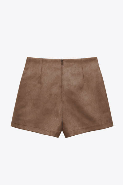 Falda short corto de gamuza, cintura alta, corte en a, costura frontal con abertura en bajo y cierre posterior con cremallera oculta.