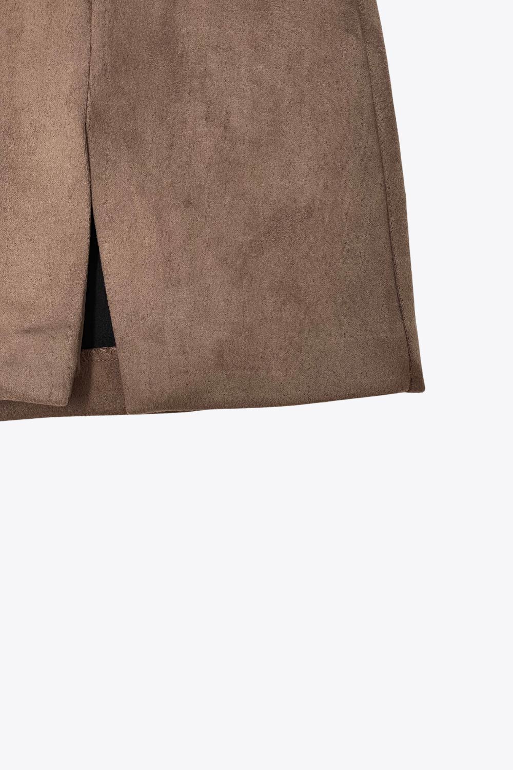 Falda short corto de gamuza, cintura alta, corte en a, costura frontal con abertura en bajo y cierre posterior con cremallera oculta.