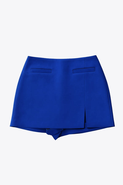 Falda short de fit ajustado cintura alta, vivos decorativos frontales, abertura en bajo y cierre posterior con cremallera oculta.