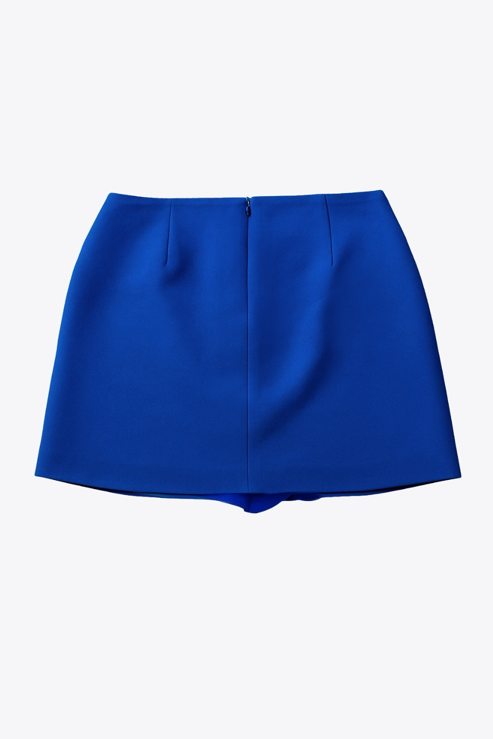 Falda short de fit ajustado cintura alta, vivos decorativos frontales, abertura en bajo y cierre posterior con cremallera oculta.