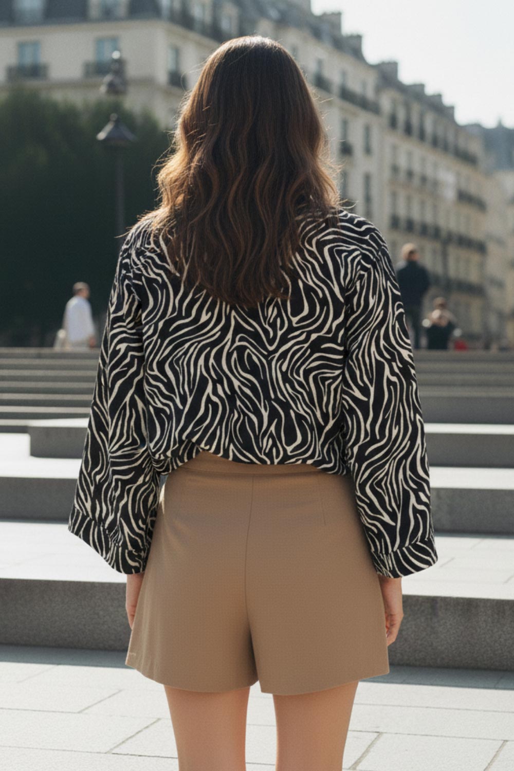 Falda short corto de cintura alta, corte en a, cruce frontal con abertura en bajo y botón en contraste. Cierre lateral con cremallera oculta.