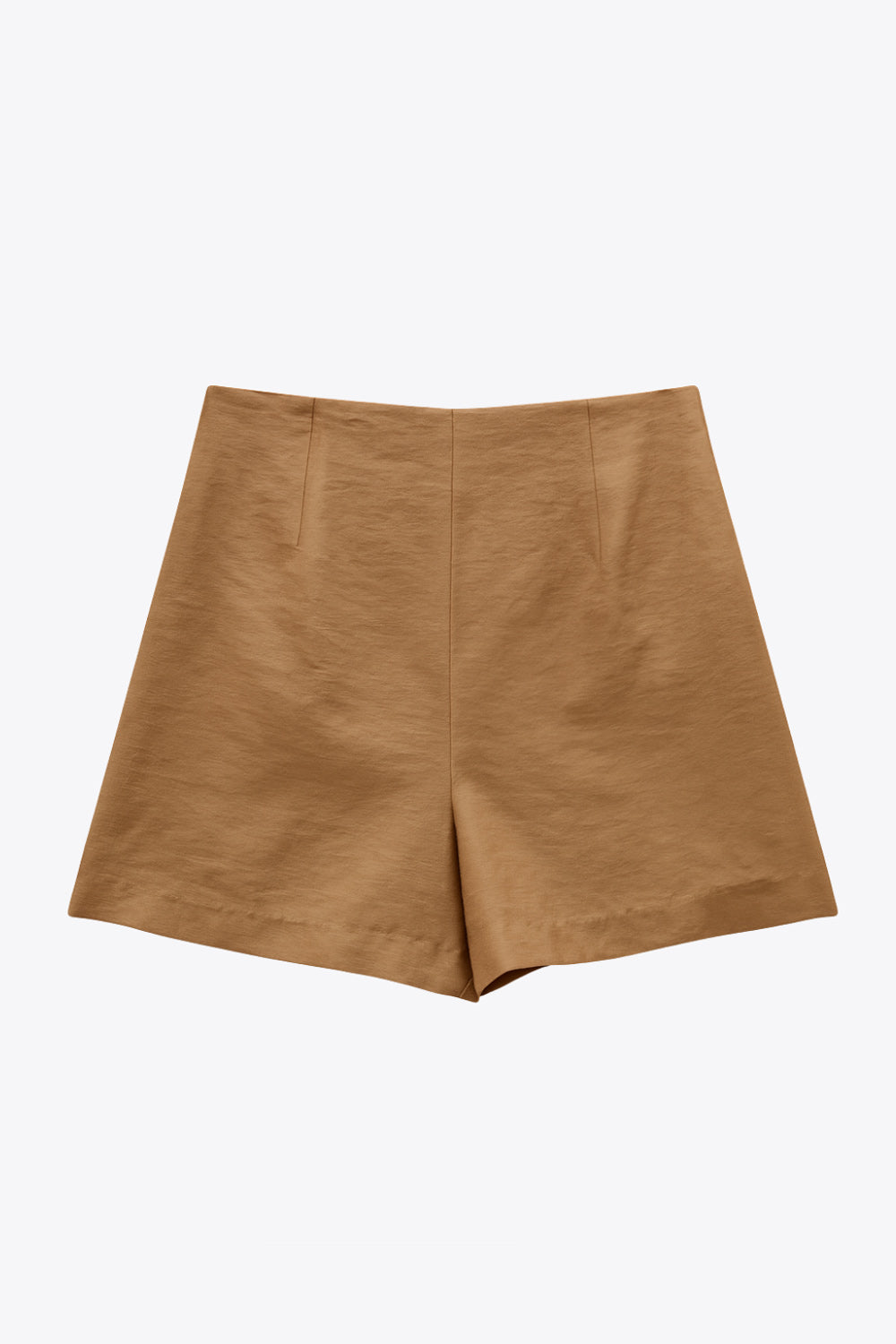 Falda short corto de cintura alta, corte en a, cruce frontal con abertura en bajo y botón en contraste. Cierre lateral con cremallera oculta.