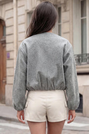 Falda short corto de efecto piel, fit ajustado, cintura alta con pretina y trabillas, bolsillos delanteros y laterales cargo con cartera. Cierre frontal con broche y cremallera ocultos.