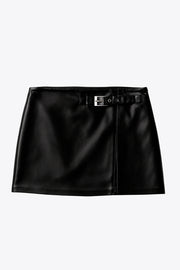 Falda short corto de efecto piel, fit ajustado, cintura alta, cruce frontal con abertura y trabilla decorativa con hebilla en contraste. Cierre lateral con cremallera oculta.