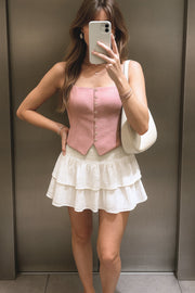 Falda short de corte en a, cintura alta elástica con pretina fruncida y capas de olanes en bajo.