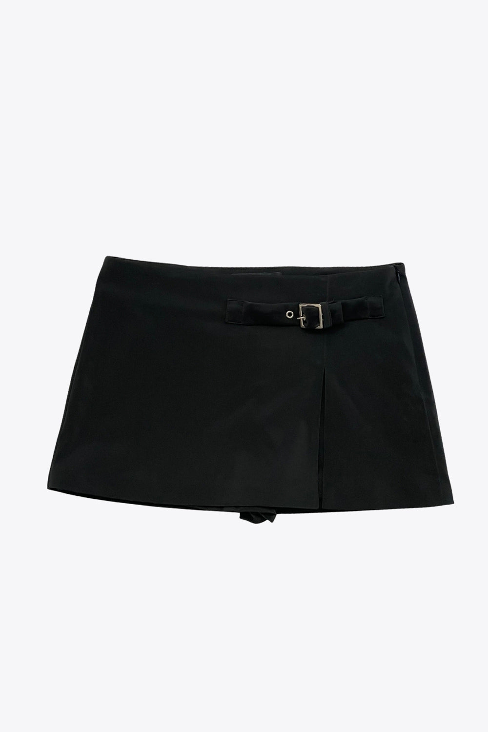 Falda short corto de fit recto, cintura alta, trabilla decorativa con hebilla en contraste, abertura frontal en bajo y cierre lateral con cremallera oculta.