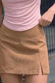 Falda pantalón corta de tiro medio y detalle de abertura en lateral. Cierre lateral con cremallera oculta en costura.