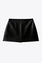 Falda short corto de efecto piel, fit recto, cintura alta y cierre lateral con cremallera oculta.