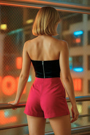 Falda short corto de fit ajustado, cintura alta, cruce frontal con nudo y plisados decorativos frontales. Cierre posterior con cremallera oculta.