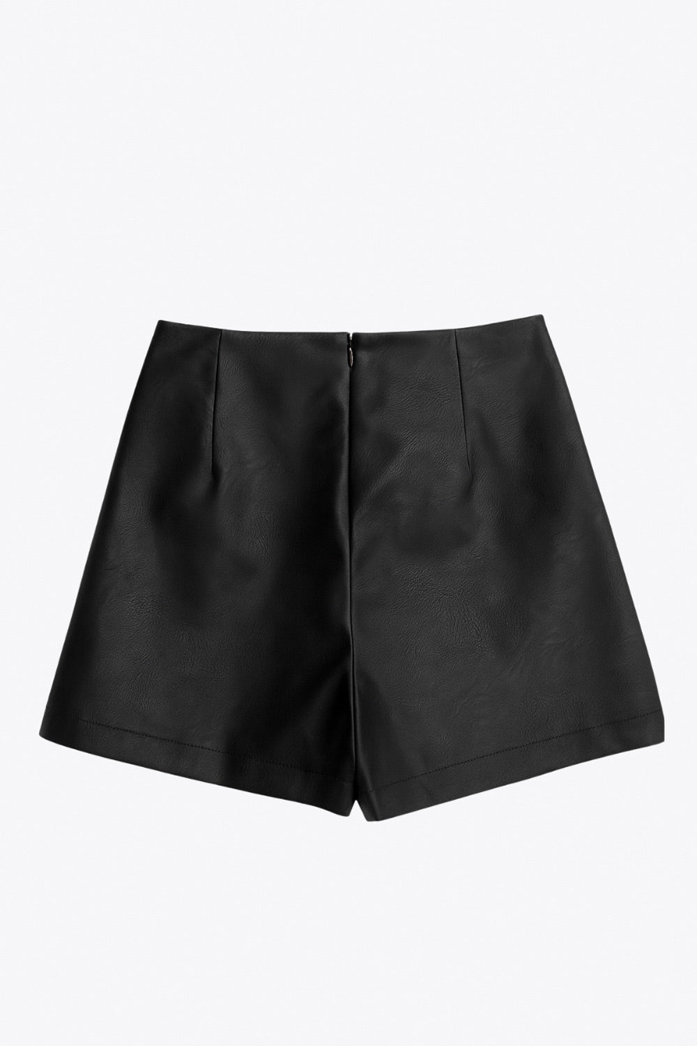 Falda short corto de efecto piel, fit ajustado, cintura alta, cruce frontal asimétrico con nudo y plisados decorativos frontales. Cierre posterior con cremallera oculta.