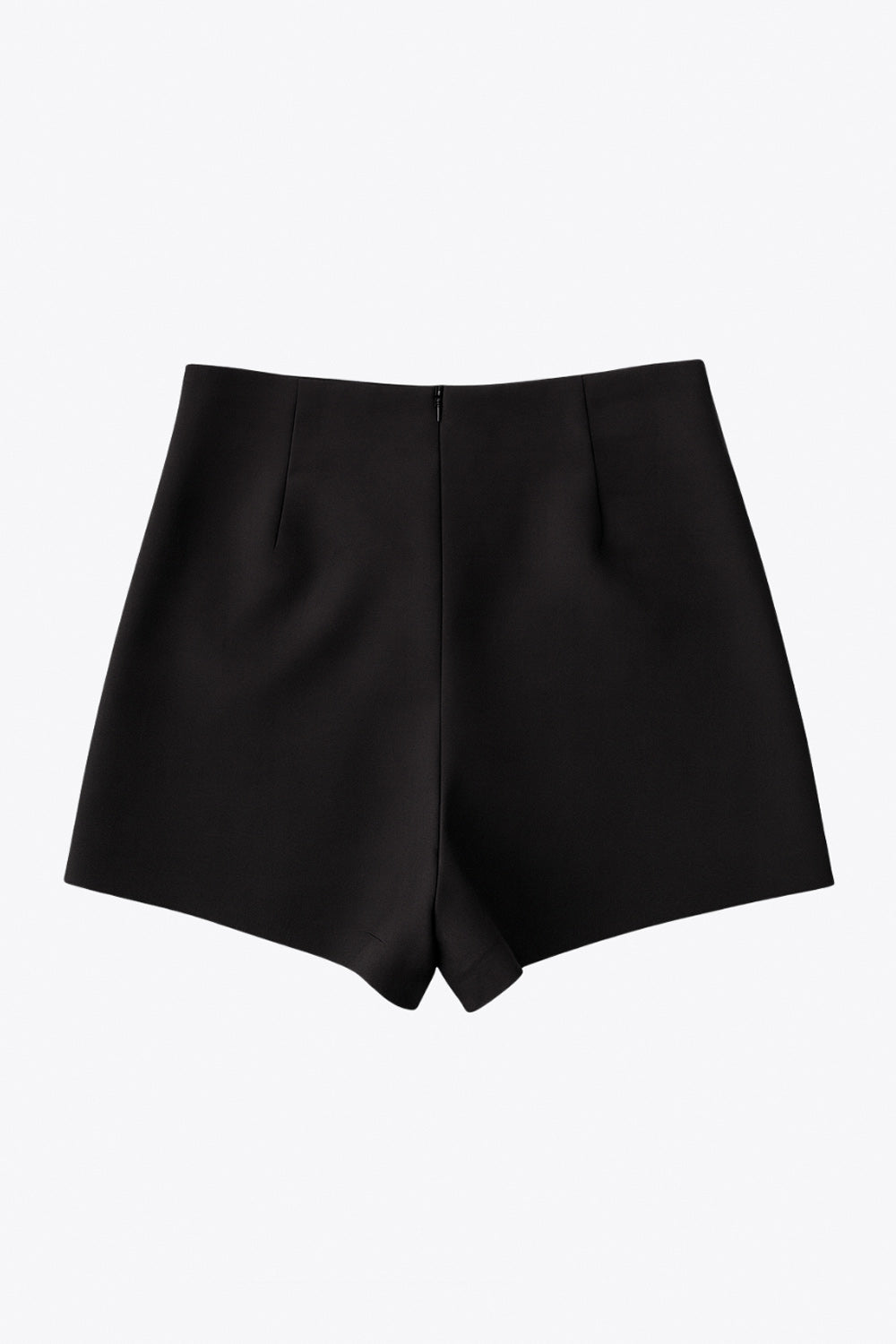 Falda short corto de fit ajustado, cintura alta, cruce frontal con nudo y plisados decorativos frontales. Cierre posterior con cremallera oculta.