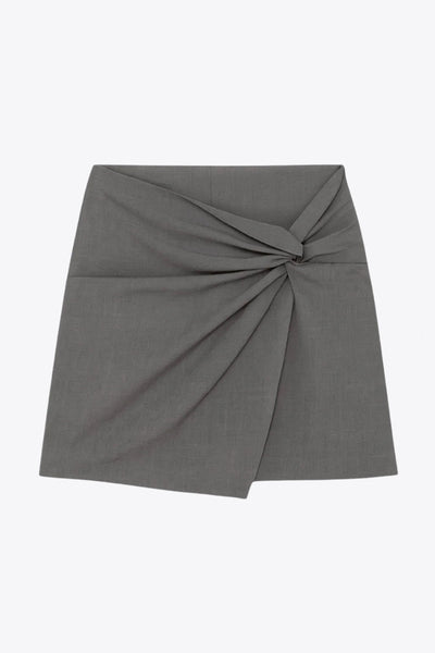 Falda short corto de fit ajustado, cintura alta, cruce frontal con nudo y plisados decorativos frontales. Cierre posterior con cremallera oculta.