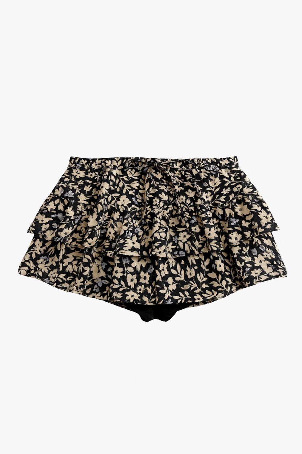 Falda short corto de estampado floral, cintura baja con pretina y jareta frontal ajustable, corte en a y capas de olanes en bajo.