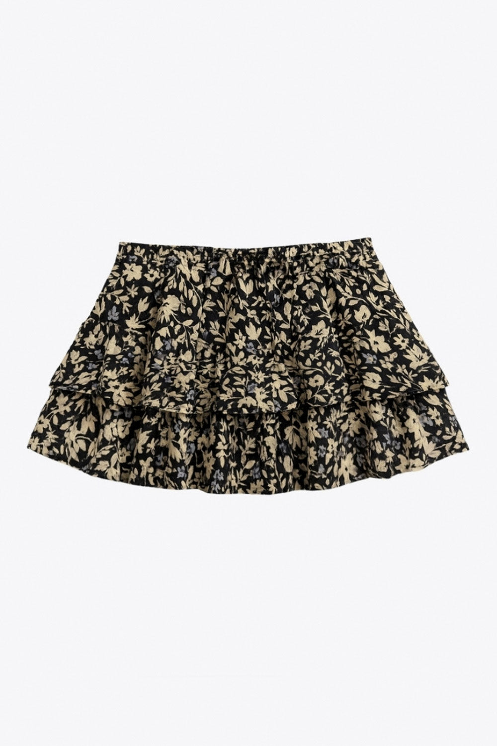 Falda short corto de estampado floral, cintura baja con pretina y jareta frontal ajustable, corte en a y capas de olanes en bajo.
