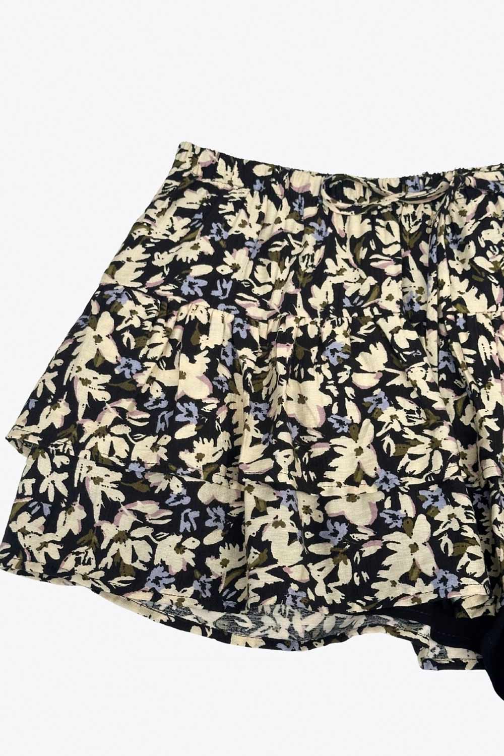 Falda short corto de estampado floral, cintura baja con pretina y jareta frontal ajustable, corte en a y capas de olanes en bajo.