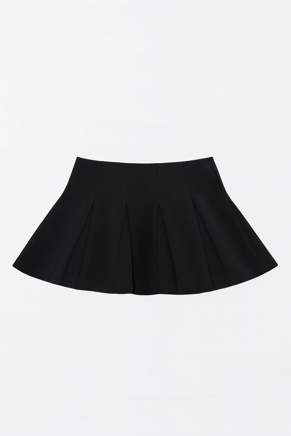 Falsa short corto de cintura alta, con pinzas y tableado en bajo. Cierre lateral con cremallera oculta.