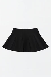 Falsa short corto de cintura alta, con pinzas y tableado en bajo. Cierre lateral con cremallera oculta.