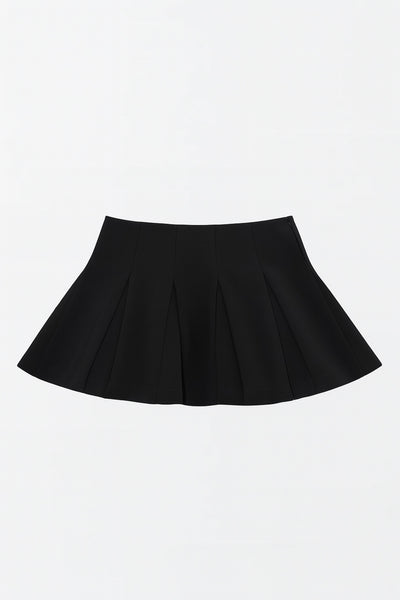 Falsa short corto de cintura alta, con pinzas y tableado en bajo. Cierre lateral con cremallera oculta.