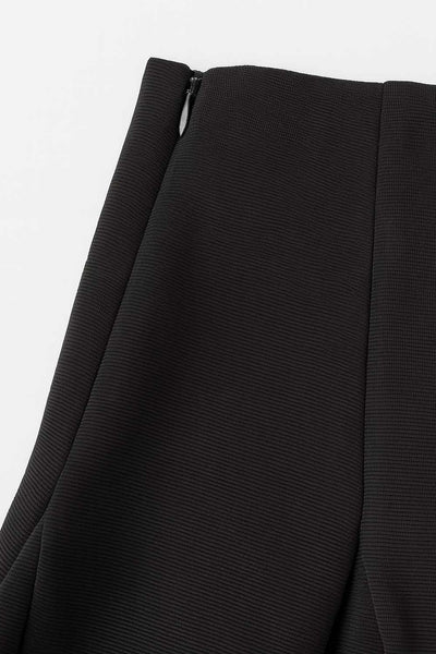 Falsa short corto de cintura alta, con pinzas y tableado en bajo. Cierre lateral con cremallera oculta.