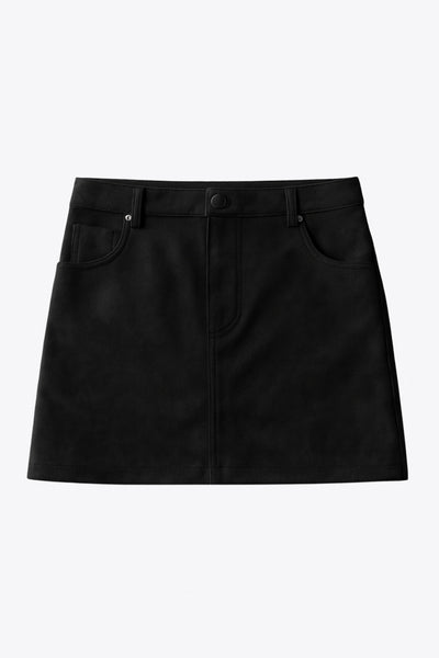 Falda short corto de gamuza, fit ajustado, cintura alta con pretina y trabillas, bolsillos delanteros, cierre frontal con botón y cremallera oculta.