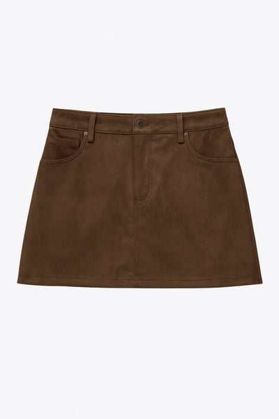 Falda short corto de gamuza, fit ajustado, cintura alta con pretina y trabillas, bolsillos delanteros, cierre frontal con botón y cremallera oculta.