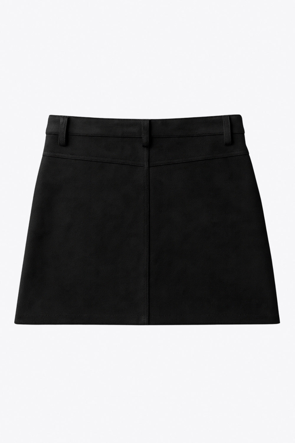 Falda short corto de gamuza, fit ajustado, cintura alta con pretina y trabillas, bolsillos delanteros, cierre frontal con botón y cremallera oculta.