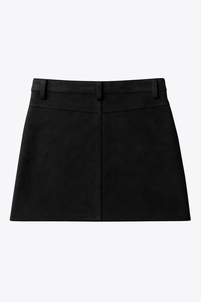 Falda short corto de gamuza, fit ajustado, cintura alta con pretina y trabillas, bolsillos delanteros, cierre frontal con botón y cremallera oculta.