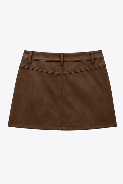 Falda short corto de gamuza, fit ajustado, cintura alta con pretina y trabillas, bolsillos delanteros, cierre frontal con botón y cremallera oculta.