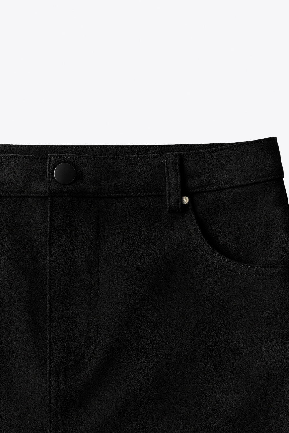 Falda short corto de gamuza, fit ajustado, cintura alta con pretina y trabillas, bolsillos delanteros, cierre frontal con botón y cremallera oculta.