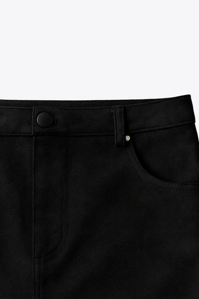Falda short corto de gamuza, fit ajustado, cintura alta con pretina y trabillas, bolsillos delanteros, cierre frontal con botón y cremallera oculta.