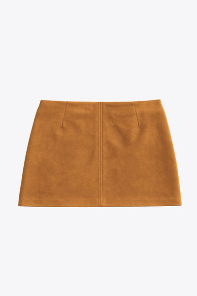 Falda short corto de gamuza, fit ajustado, cintura alta, costura frontal y posterior. Cierre lateral con cremallera oculta.