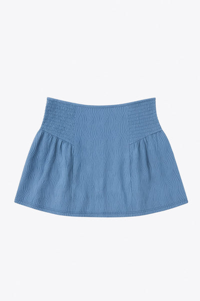 Falda short corto de cintura alta elástica, corte en a, fruncidos con plisados en costados y detalle de textura en tejido.