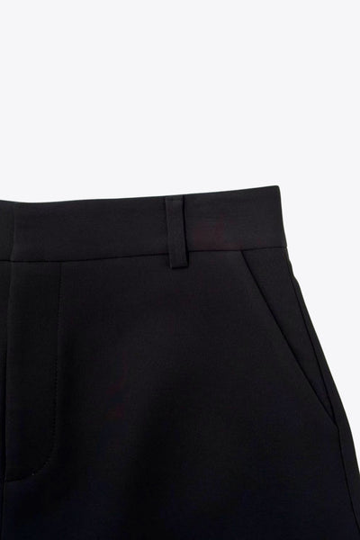 Falda short corto de fit ajustado, cintura alta, pretina con trabillas, bolsillos delanteros, cierre frontal con broche y cremallera oculta.