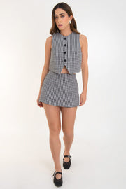 Falda short corto básico de fit ajustado, estampado pata de gallo, cintura alta y cierre lateral con cremallera oculta.