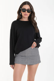 Falda short corto básico de fit ajustado, estampado pata de gallo, cintura alta y cierre lateral con cremallera oculta.