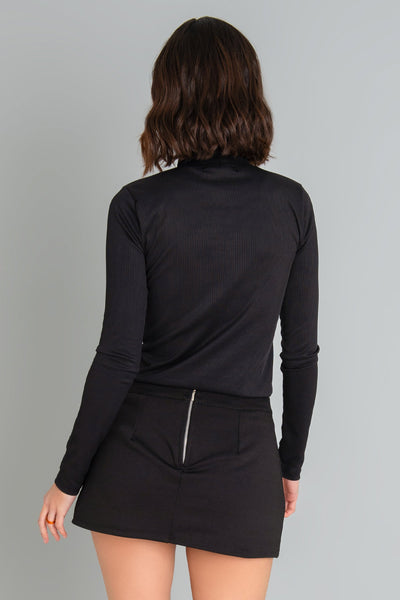 Falda short corto básico de fit ajustado, cintura alta con pretina, abertura frontal en bajo y cierre posterior con cremallera visible en contraste.