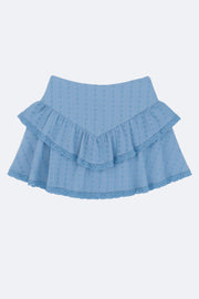 Falda short corto de cintura alta con pretina v frontal, corte en a, capas de olanes en bajo con encaje decorativo en borde y cierre posterior con cremallera oculta.