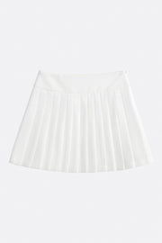 Falda short corto tableado, de cintura alta con pretina ancha, corte en a, detalle de tableado en bajo y cierre lateral con cremallera oculta.