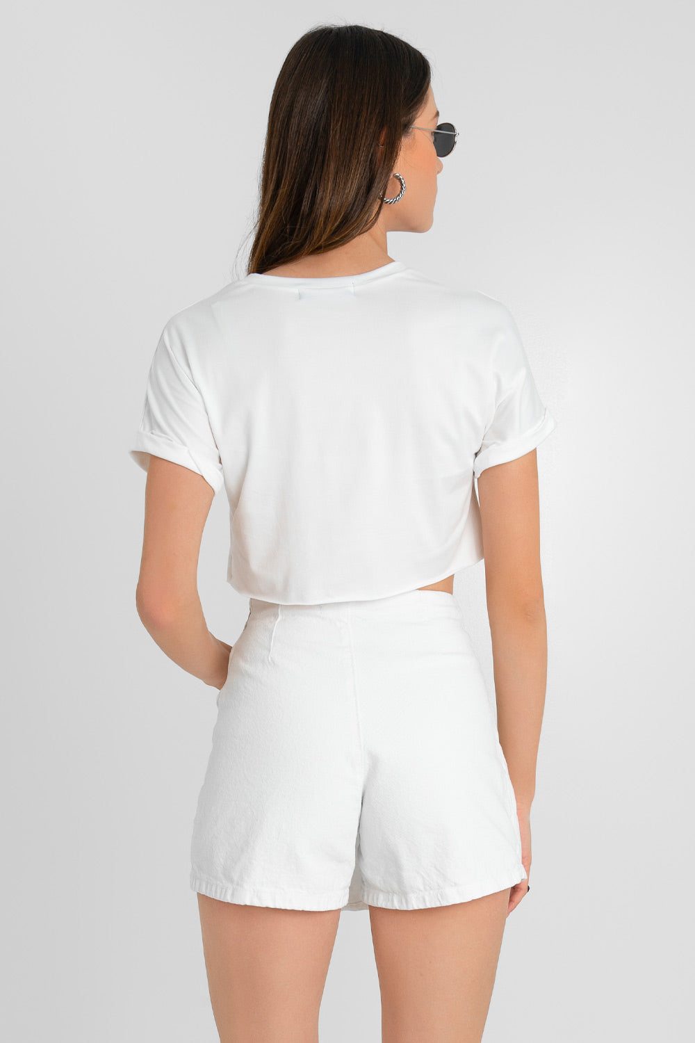 Falda short corto cruzado de denim, corte en a, cintura alta, cortes decorativos con abertura y cierre frontal con botón en contraste.