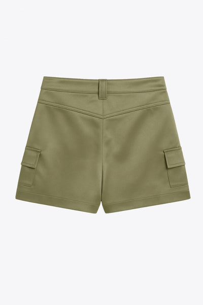 Falda short corto satinado de cintura alta con pretina y trabillas, corte en a, bolsillos delanteros y laterales cargo con cartera. Cierre frontal con broche y cremallera ocultos.