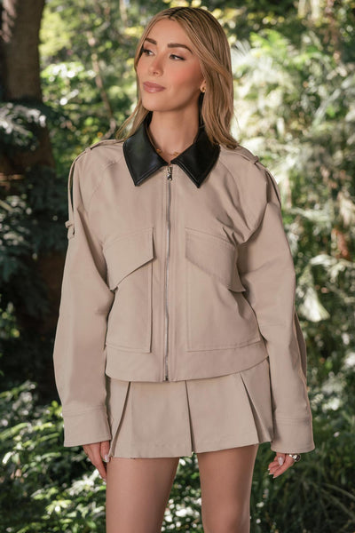 Falda short corto de cintura alta con pretina y trabillas, corte en a, tableado en bajo, cierre frontal con botón y cremallera oculta.