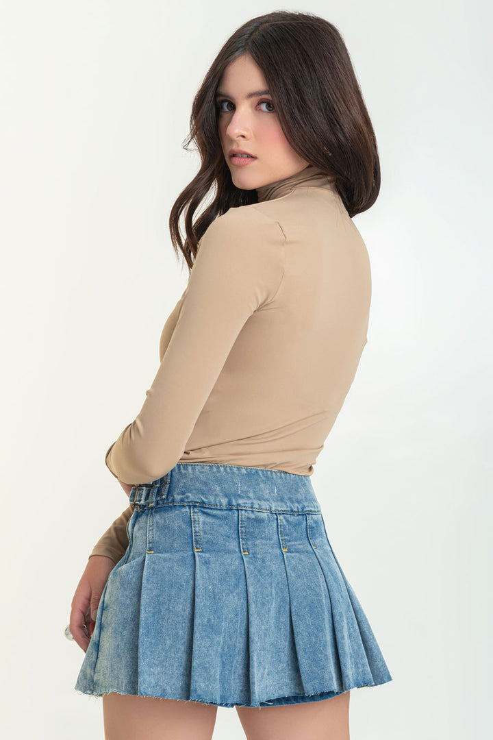 Falda short corto tableado de denim con rotos – HIGHSTREET - Main Image