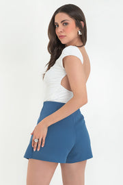 Falda short corto de cintura alta, corte en a, cruce frontal en diagonal y cierre lateral con cremallera oculta.