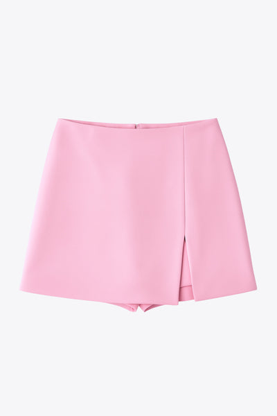 Falda short corto de cintura alta, corte en a, costura frontal con abertura en bajo y cierre posterior con cremallera oculta.