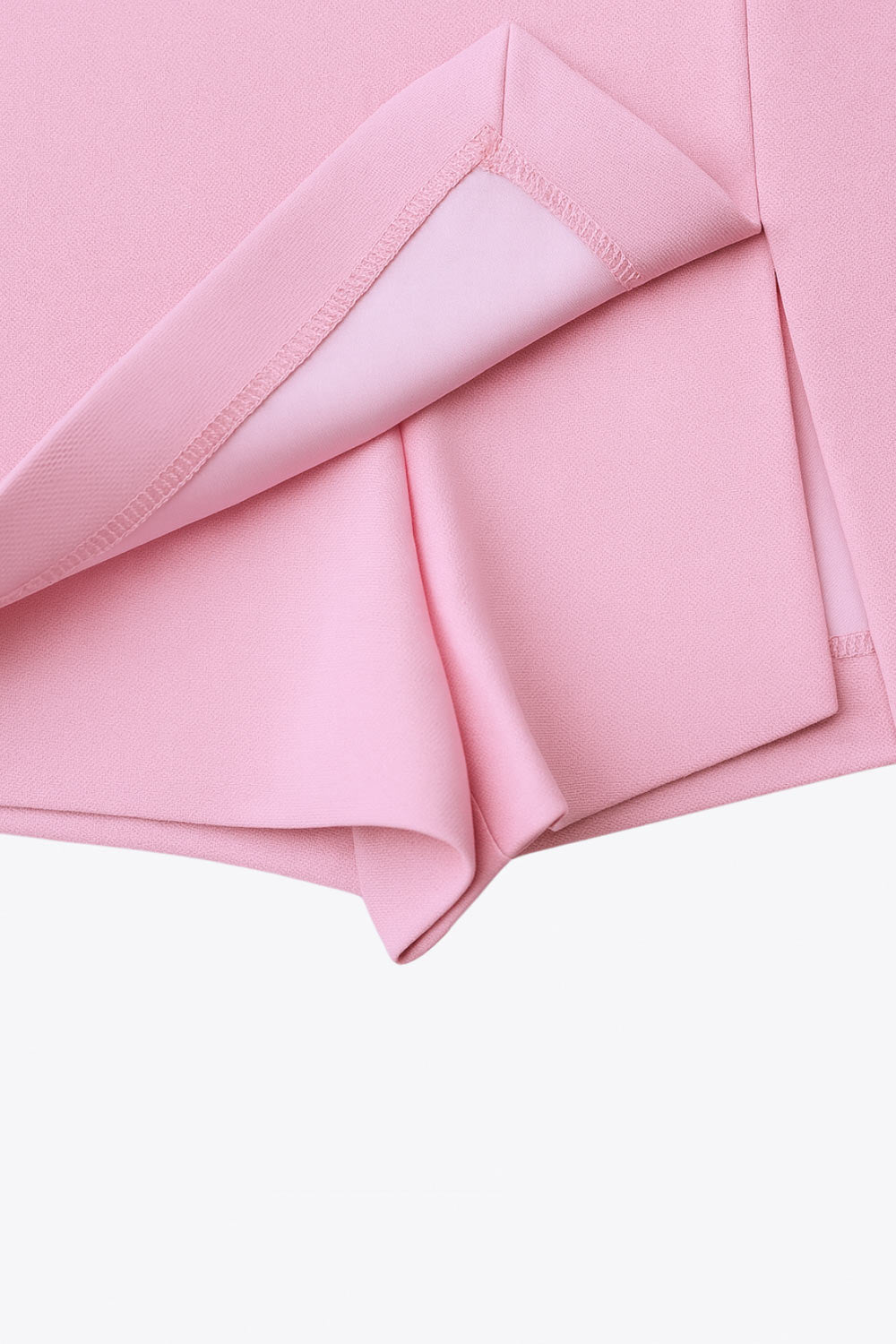 Falda short corto de cintura alta, corte en a, costura frontal con abertura en bajo y cierre posterior con cremallera oculta.