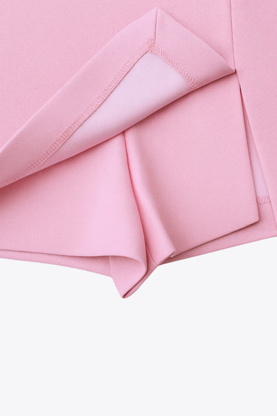 Falda short corto de cintura alta, corte en a, costura frontal con abertura en bajo y cierre posterior con cremallera oculta.