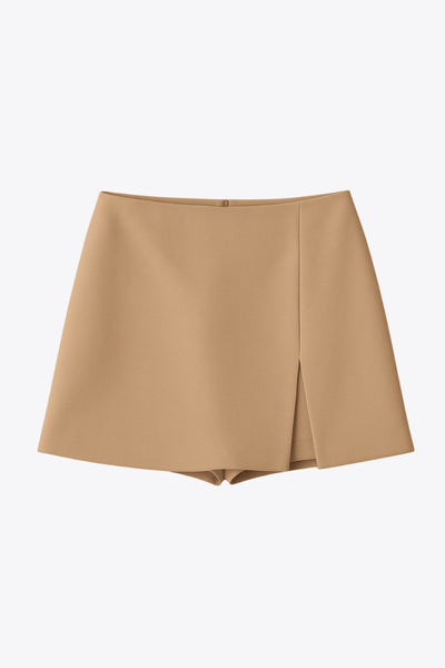 Falda short corto de cintura alta, corte en a, costura frontal con abertura en bajo y cierre posterior con cremallera oculta.