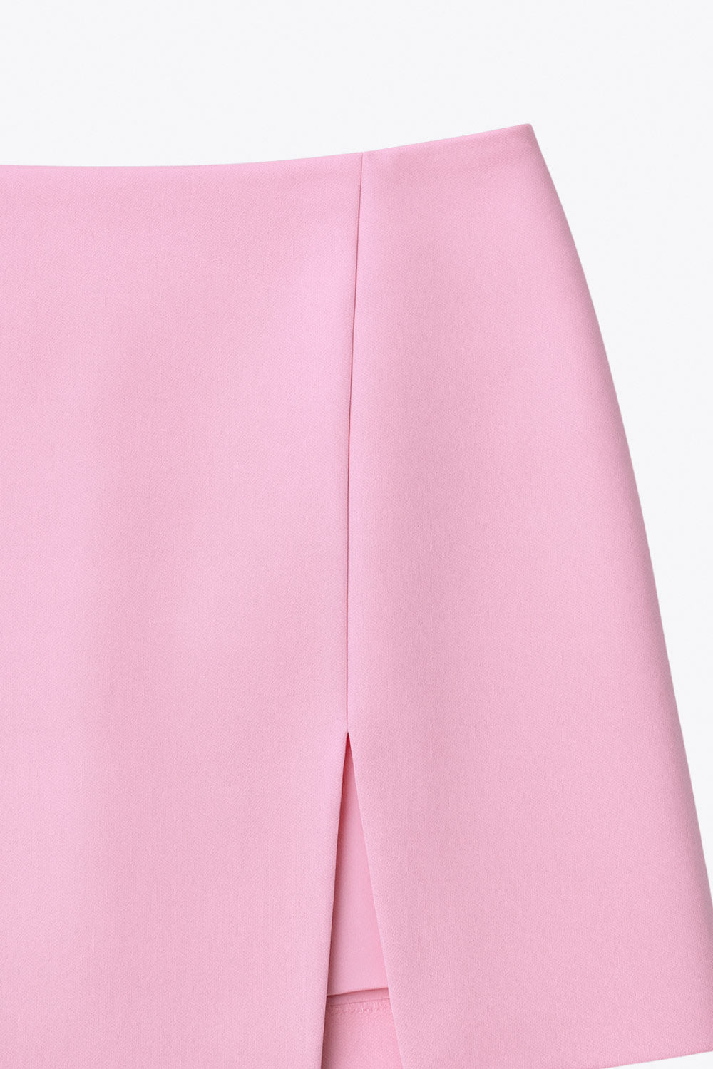 Falda short corto de cintura alta, corte en a, costura frontal con abertura en bajo y cierre posterior con cremallera oculta.